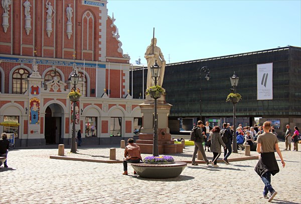 0251-Памятник Роланду, дом Черноголовых